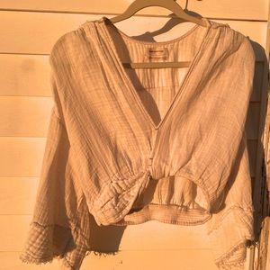 UO FLARE SLEEVE CROP TOP